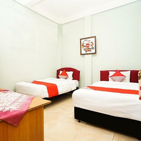 סוראבאיה Kartika Syariah Homestay By Stayku מראה חיצוני תמונה